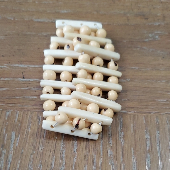 Vintage Bone and plastic beaded Cream Stretch Bracelet - Picture 1 of 3